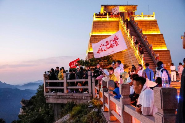 股指外汇股票配资门户 嗨FUN暑期丨龟蒙景区“星空夜爬”破解山岳旅游高温“阻客”